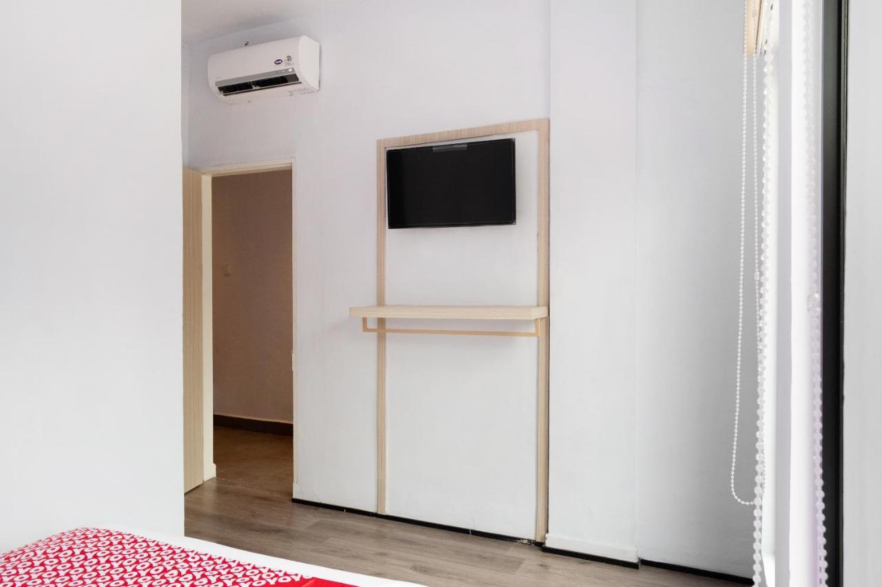 Super Oyo 3150 Theodore Homestay Medan Exterior photo
