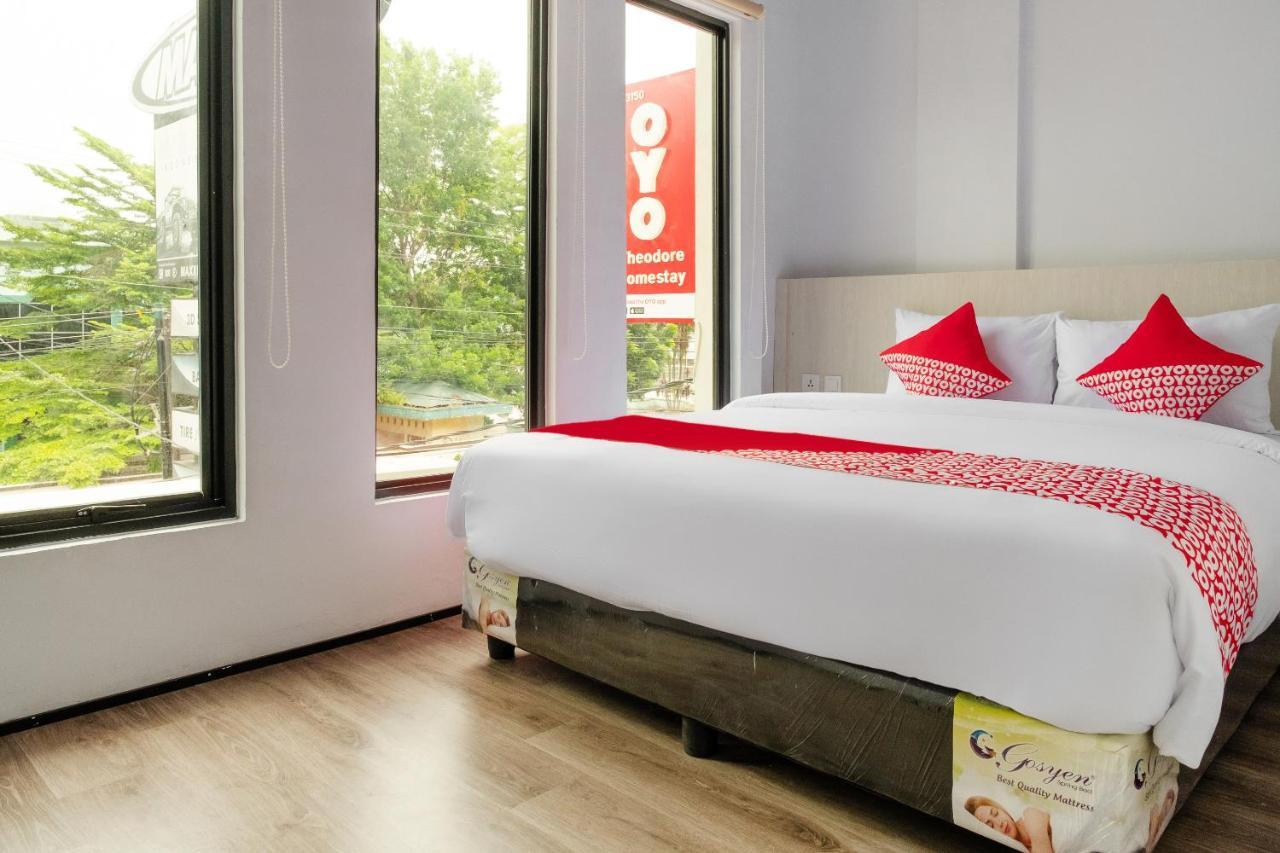 Super Oyo 3150 Theodore Homestay Medan Exterior photo