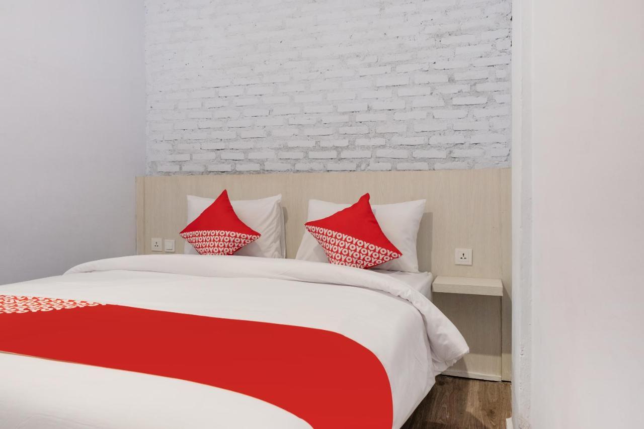 Super Oyo 3150 Theodore Homestay Medan Exterior photo